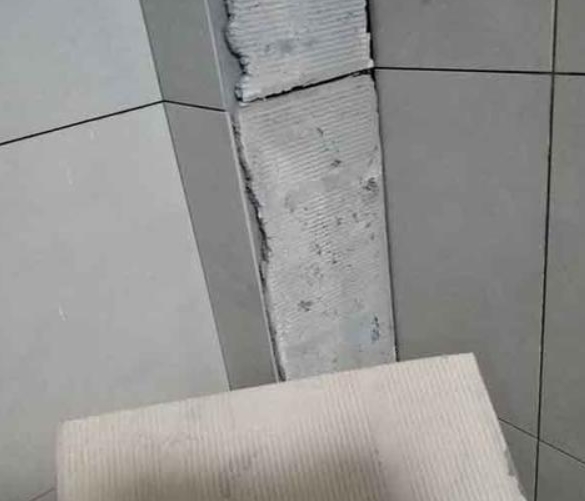 浑源瓷砖空鼓维修公司分享下厨房瓷砖脱落的补救措施。